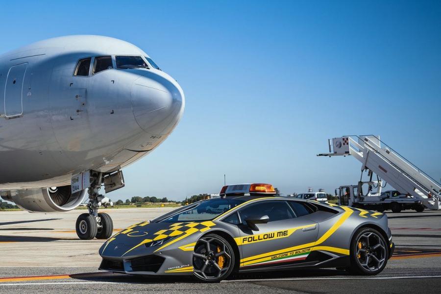  Lamborghini Huracan Follow Me Bologna Airport 2019 года  (фото 1 из 2)